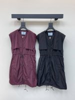 pra *25Ss早春新品抽绳收腰设计酒红色尼龙连衣裙 日常出街甜酷女孩必备 采用科技布尼龙面料 后背三角标装饰上身自带帅气感 腰部和下摆采用抽绳设计轻松凹造型