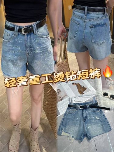 时尚焦点轻奢重工烫钻短裤，绝对是吸睛利器。牛仔底色搭配璀璨烫钻，精致奢华感拉满，重工细节彰显品质。毛边剪裁个性不羁，增添随性感。无论是搭配简约T恤打造休闲范，还