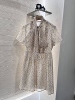 Gucc*2025新品上架 碎花飘带连衣裙 定制YB进口雪纺丝绸材质 质感舒适 垂顺飘逸 飘带风情连衣裙设计 修饰身材气质恬静 通体满印小雏菊碎花图案前襟精致蝴