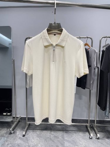lss夏季出品新款男士高端商务休闲拉链翻领短袖！都市高端品质纯色系列，简洁时尚百搭休闲风格，后衣领唯美感十足的刺绣Lp家Logo标识！胸前精致高温压纹Lp字母L
