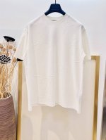 Size 46 48 50 52 黑白两色 男女同款 19752413564002 1V路易家全幅Monogram 刺绣剪花 T 恤 本款棉质 T 恤全幅铺陈