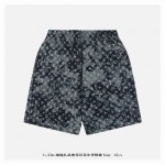 LV 23Ss 挂毯扎染老花印花牛仔短裤 采用98%棉+2%弹力纤维牛仔面料 拔染工艺+激光烧花工艺 定位裁剪 水洗做旧工艺 定制原版黄铜Logo饰扣 金属链条