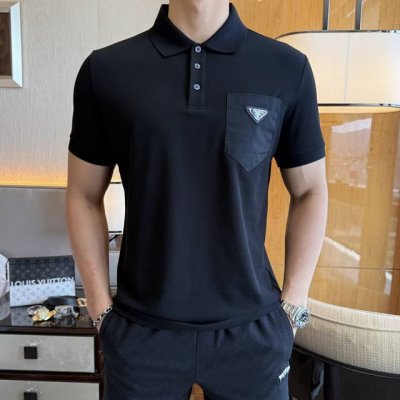 普拉达 2025Ss蛇年春夏新款Polo领短袖系列。精选优质珠地棉面料，时尚大牌元素Logo设计，上身版型超赞，面料细腻舒适透气，随意搭配都超级好看时尚型男必备