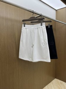 Dior迪奥经典Cd刺绣透气运动简约休闲短裤 这款短裤以简洁利落的剪裁勾勒出优雅线条 注重每一寸比例的拿捏 甄选舒适面料 柔软亲肤 轻盈透气 兼顾日常穿着的实用
