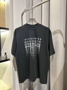 马吉拉数码直喷数字弹幕瀑布流体Logo印花超有设计感的T恤 夏季必备 轻松应对各种场合 面料采用进口液氨酸面料 市面上没有的 独家定制 经过洗水 缩水达350克