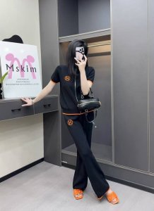 上新150 */爱马仕 25Ss新款提花字母冰爽丝短袖长裤套装～～ 显腰细显腿长真的绝了！！ 这真的好高级 又有种学院风慵懒的感觉 颜色：黑色 白色 卡其 码数