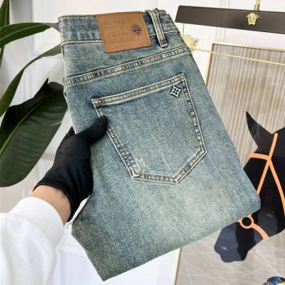 Lv 2025Ss蛇年春夏贺岁款牛仔裤。原单1:1制作，日常必备的完美之选，简单大气亦时尚有型，定制进口丹宁面料 ，重工洗水工艺，做工复杂工艺精湛。轻松迎合四季