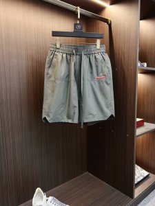 prada 普拉达 2025夏季新款男士休闲短裤 高级定制夏季专用休闲裤透气面料 透气舒适度高 细节无可挑剔 品牌元素设计理念 体现高品质 手感细腻柔软 呈现休