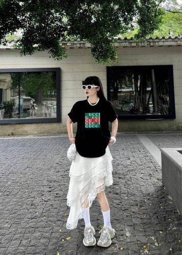 上新！春夏Gucci新款短袖T恤,版型剪裁特别有讲究！上身很洋气显瘦内搭外穿都看 高密针织圆领设计，平整简约！亲肤透爽！T恤面料的柔软性舒适性无可挑剔！男女均可