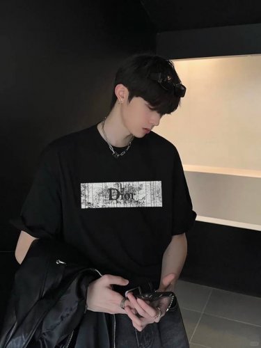 220 Dio*R迪-奥25S新款情侣圆领T恤！胸前新款3D爆裂感立体硅胶印花.300G甄选100%纯棉质感.棉质饱满富有弹性.秉持着对细节追求 图案也是全新！