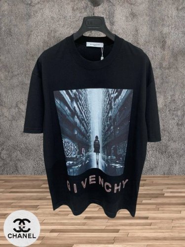 givenchy 纪梵希2025春夏新款 官网同步上新。经典Gvc 手绘短袖，暗黑系列元素，数码直喷印花。采用260G克重纯棉混纺面料，舒适透气，上身挺括有型，
