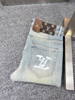 lv*路易 Ss25春夏新款男士牛仔裤 面料弹性好。独家发售 官网同步 时尚优雅 采用原色酵母水洗工艺 精选进口重磅丹宁牛仔面料 配专柜五金装饰 真皮皮牌 精致