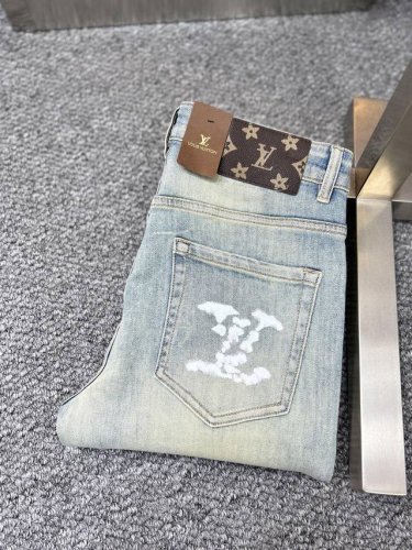 lv*路易 Ss25春夏新款男士牛仔裤 面料弹性好。独家发售 官网同步 时尚优雅 采用原色酵母水洗工艺 精选进口重磅丹宁牛仔面料 配专柜五金装饰 真皮皮牌 精致