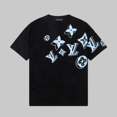 LOUIS VUITTON 路易威登 23ss 满印logo图案后背印花金典短袖T恤 定制240克同缸染面料 手感非常舒服 春夏最新砖柜同步 OS落肩版型 时尚