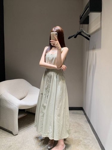 miumi* 25Ss春夏新款 微标刺绣收腰无袖连衣裙丨独家Yb开发！高版出品！定制进口纯棉面料，亲肤柔软质感上乘。 米色基调尽显温柔气质。无袖设计清爽自在，适