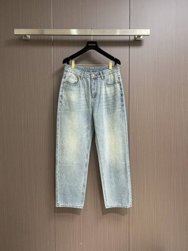 Gucci 单宁织带牛仔裤，配色匠心演绎早春氛围感满溢的精致，朴实无华的色彩背后潜藏着复杂的款常规版型以石磨水洗丹宁面料匠心打造，巧妙融入Gucci刺绣和红绿织