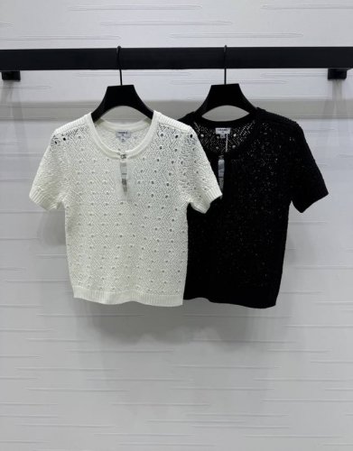 上新原单高端品质 Chane* 2025春夏最新系列！镂空针织短袖！定制Yb进口混纺纱线织造 柔软亲肤 舒适有型 圆领针织短袖剪裁 领口半开襟双C设计形成层次感