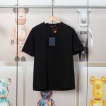 lv路易早春凹凸提花新款短袖T恤，高品质滑爽纯棉洗水面料，前幅Logo采用高工艺凹凸提花、还原特殊工艺带来的潮流，官网同步，定制定染 ，面料舒适柔软，三标齐全