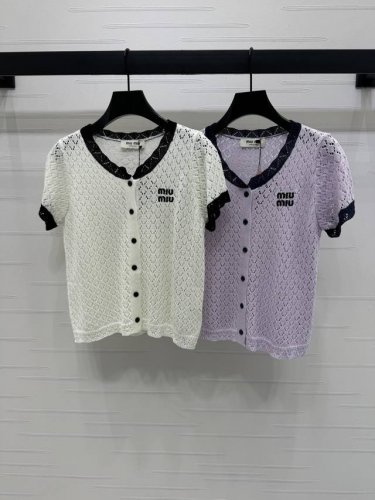 上新原单高端品质 Miumi*2025春夏最新系列！菱格镂空针织短袖开衫！定制丝毛纱线织造 针织短袖开衫剪裁 通体利用镂空钩针肌理交织 勾勒出菱格花纹图案 凸显