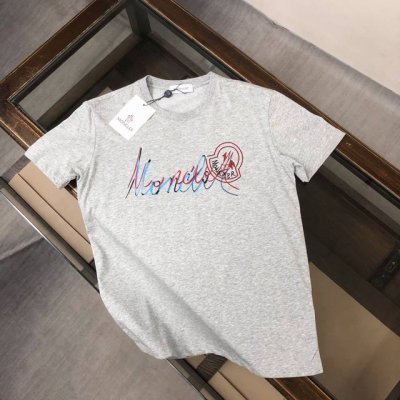 moncler 蒙口 最新款情侣款短袖T恤 胸前特色品牌字母印花工艺 面料上身舒适透气 不僵硬 修身的剪裁 特供定制面料 上身舒适有型 内搭单穿都完全没问题 时