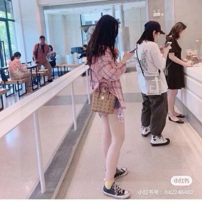 Mcm小菜篮子，小红书超火 经典复古不老气，相对轻雾粉更显质感，凸显生机活力。 入手之后绝对爱不释手！小巧轻便，容量还大，足以装下女生出门的整个小世界：钱包、钥