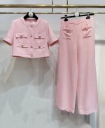 p510 上新——独家高定套装首发 25Ss Chane*独家爆款推荐高端小香风千金感外套阔腿裤两件套装，手工钉珠链条精致高级，增添氛围感。甄选醋酸织染面料，丝
