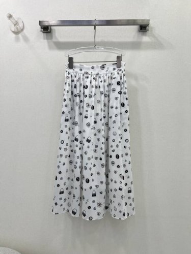 Chan*L 25夏季新款 经典品牌印花添加了包包宝石元素 经典与潮流的碰撞 订制面料 精致的设计 薄款面料轻松拿捏炎炎夏日 不仅甜美又十分复古 气质少女感氛围