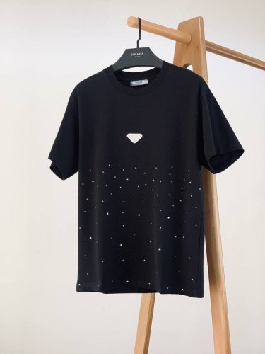 prada 普拉达 2025Ss春夏新品 最新款，.. 从经典三角标到钻都是棒棒滴。。低调帅气的处理。还有隐约的闪耀！！！ 帅。 Size：S-Xl