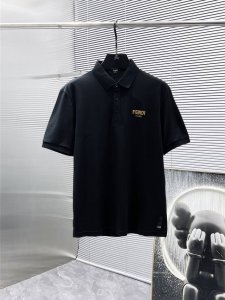 芬迪 Fendi 2025Ss夏季新款 翻领短袖T恤 polo衫 高端版本 专柜定制面料 透气舒适度高 细节无可挑剔 品牌元素设计理念 体现高品质 手感细腻柔软