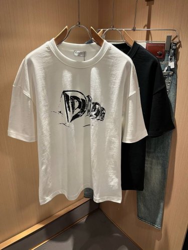 Dio*迪家 2025春夏新款男女同款短袖T恤 专柜同步发售 定制专属260克纯棉面料 定制原版工艺螺纹 胸前Logo图案印花工艺设计 简约大方 从容百搭 档次