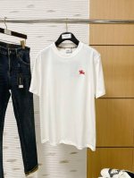 巴宝莉单穿打底都是首选 高定面料纯棉面料！2025春夏新品短袖时尚经典圆领短袖时尚单品设计，更加时尚舒适，高标准定制，上身非常有型，胸前品牌经典Logo 图案