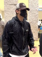 黑色模特穿搭 顶级版本全套辅料定制 stussy24Ss 斯图西复古 褶皱纹外套防晒拉链连帽夹克皮肤衣 软壳面料夹克采用Majotech超轻再生尼龙制成 具有久