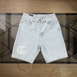 古驰 Gucci 2025新款浅色印花Logo牛仔短裤 新款重工满印数码直喷Logo刺绣设计 搭配品牌字母独有的定制纽扣 后背皮标棋盘格设计 细节满分 男女同款