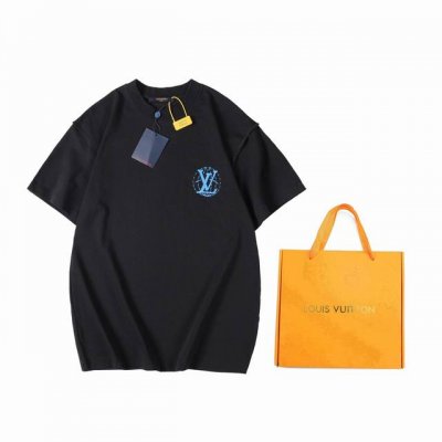 配礼盒5 1V 2025新款 菲董设计秀场员工服印花短袖 原版内部价7540购入，采用32支精疏棉双纱面料，1*1索拉纳罗纹，胶桨印花，面料酵洗 定制1：1商标