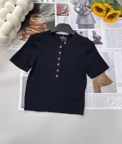 Chanel25Ss夏季新款 Coco沙滩系列短袖上衣丨独家高版出品 定制针织材质 定制五金纽扣 细腻肌理 柔软舒适通体竖纹肌理丰富视觉效果 搭配弹性十足的特性