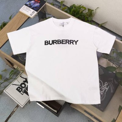 款号：Cx38001 高版本 2025新款Burberry巴宝莉3D硅胶字母图案Logo休闲情侣宽松短袖T恤，独一无二的活性环保面料染色，32支双纱精梳纯棉爽滑