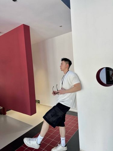 prada棉质工装短裤 面料选择： 选用460G㎡罗马布，双面四针六线编织工艺，表层致密斜纹构筑挺括轮廓，内层蜂窝微孔结构形成空气环流层，实现高克重与透气性的矛