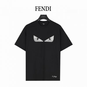 本地自取180（支持放店） fendi/芬迪 25Ss 小怪兽眼睛老花贴布刺绣短袖T恤 fd经典元素，上身休闲舒适，衣身同色无色差，工费昂贵。 胸前怪兽镶钻眼睛