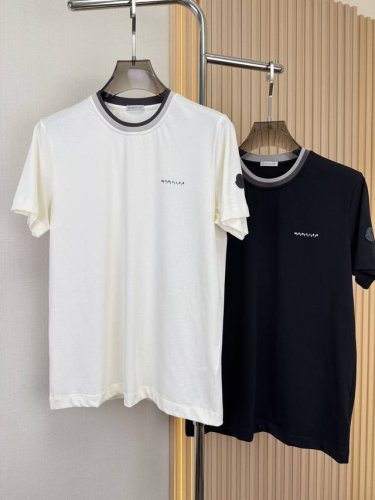 蒙口Moncler 2025春夏男士圆领T恤衫，新颖双叠领设计，传承经典，时尚升级。 胸前处饰有品牌字母Logo图案标识，简单干练，清爽一夏，在制作字母印花时，