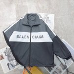 上新 纯原臻品 顶级复刻 Balenciaga 巴黎世家Blcg经典初代灰拼接标语防晒衣冲锋衣外套 款号：9807 颜色：灰 购入原版开模打造，全套定制辅料，细