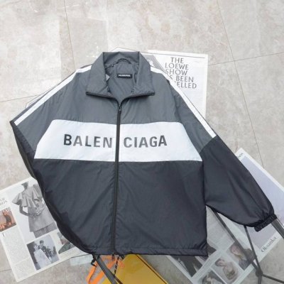 上新 纯原臻品 顶级复刻 Balenciaga 巴黎世家Blcg经典初代灰拼接标语防晒衣冲锋衣外套 款号：9807 颜色：灰 购入原版开模打造，全套定制辅料，细