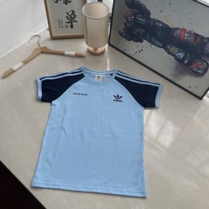 2025三叶草新款女款短袖 在时尚与运动的交汇处，阿迪达斯这款T恤脱颖而出。，搭配沉稳的拼接袖，碰撞出别具一格的视觉效果。经典的三叶草标志醒目而耀眼，彰显着品牌