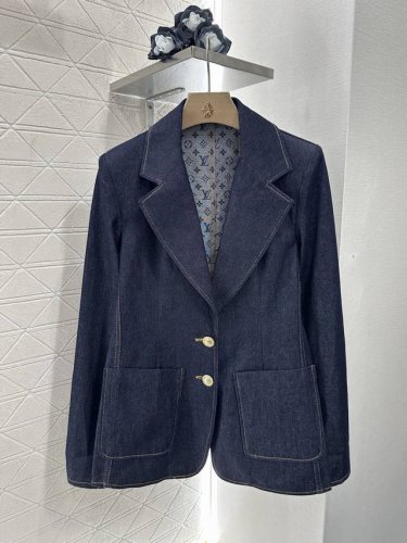 louis Vuitto*2025新品上架 西装牛仔外套 定制Yb斜纹棉牛仔材质 质感上乘 光泽舒适 裁剪垂顺流畅 垫肩西装搭配枪驳式翻领 后腰立体开衩修饰身形
