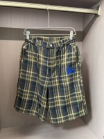 Burberry 2025春夏 尽显经典英伦格调。格纹元素是品牌标志性设计，黄蓝格纹活力吸睛。腰部金属纽扣与调节带设计，增添复古韵味与实用性。品牌专属动物标识精