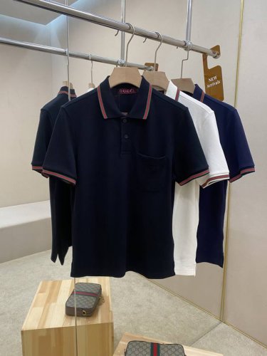 上错、价格P重新上！ 主推 Gucci 新款前胸口口袋刺绣三色Polo衫 这款采用弹力珠地棉面料匠心打造，撞色领口螺纹厚实饱满 激光Logo贝母扣经典Gucc刺