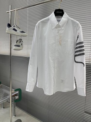 Tb 蛇刺绣衬衫 简约中加入些许设计感 率性尖领设计，美化脖颈线条，蛇刺绣更显时尚，自然舒适。 男女同款 码数：0 1 2 3 4 5