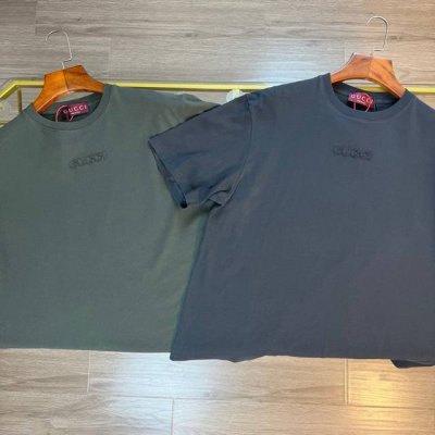 对标专柜★过验版本★Gucci 古驰Ss25春夏新款贴布标识刺绣短袖 定制定染雅致墨绿，深灰丝绵 柔软细腻 舒适贴肤 以深邃的墨绿，深灰色调为底蕴 宛如森林深处
