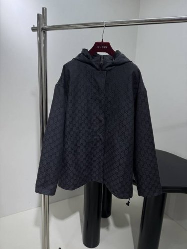 新品双面穿Gg帆布夹克冲锋衣 定制面料 这款双面夹克一面采用Gg帆布 另一面则采用纯色帆布制作 通体饰有互扣式双G图案 固定式可调节抽绳兜帽 隐藏式拉链纽扣开合