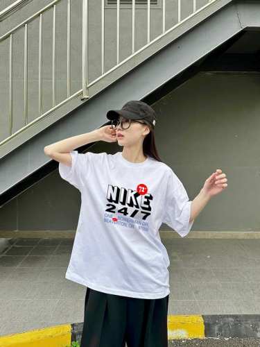 60 上新Nike/耐克情侣款圆领短袖T恤，全部采用上等原料，质感好颜色鲜明！ 这种款式上身回头率超高！基础款的圆领Tee,男女均可驾驭！ 尺码：S-3Xl 颜