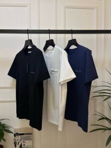 新品prada 普拉达 Ss新款棉质圆领短袖T恤 品牌工艺 刺绣Logo优质纯棉面料定制 白色 黑色 蓝色 男女同款 码数 M L Xl Xxl Xxxl L肩
